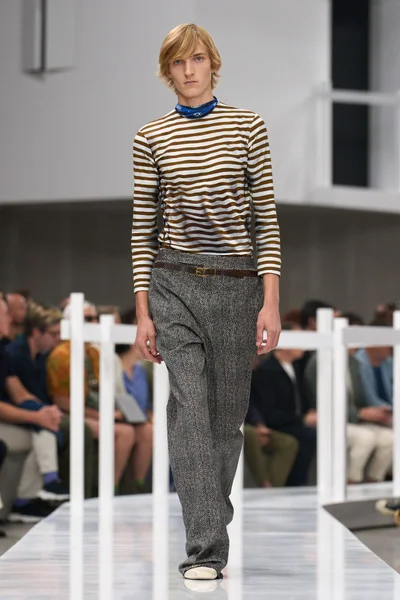 Look 16